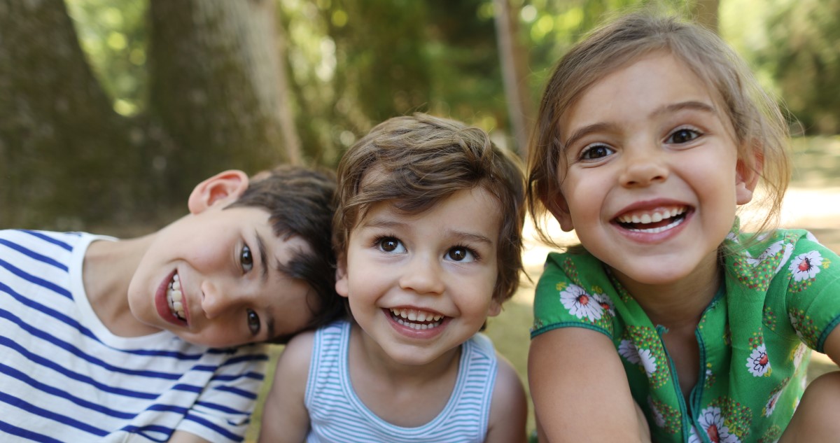 gyerekek nyáron a szabadbn