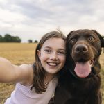 labrador kislánnyal