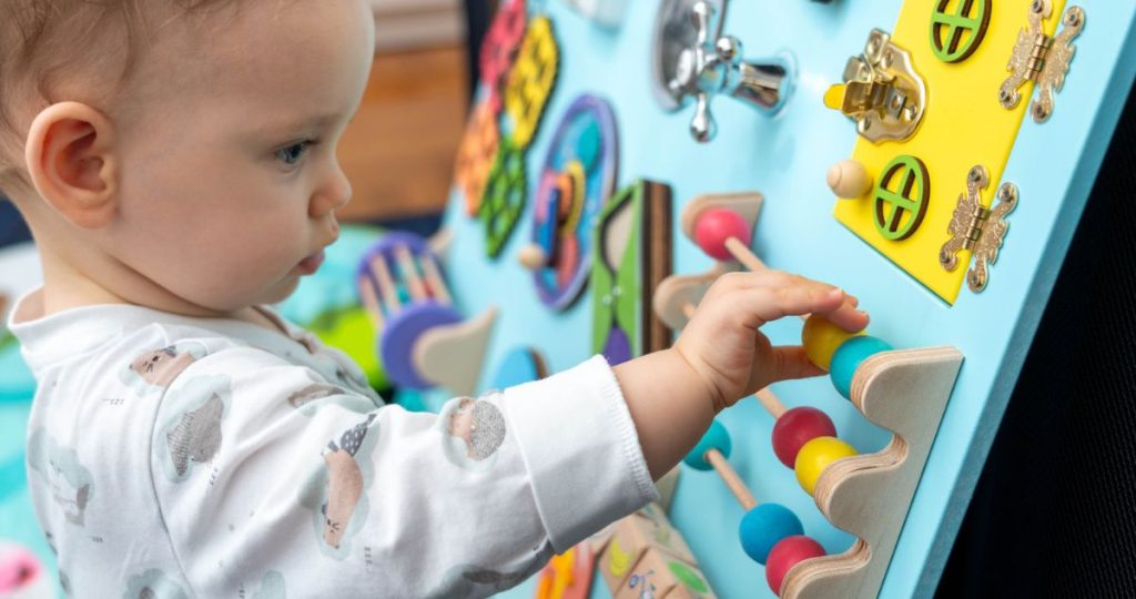 matatófallal játszik kisgyerek