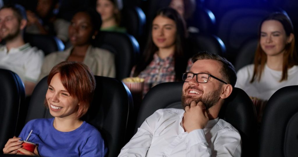 Moziban filmet néznek