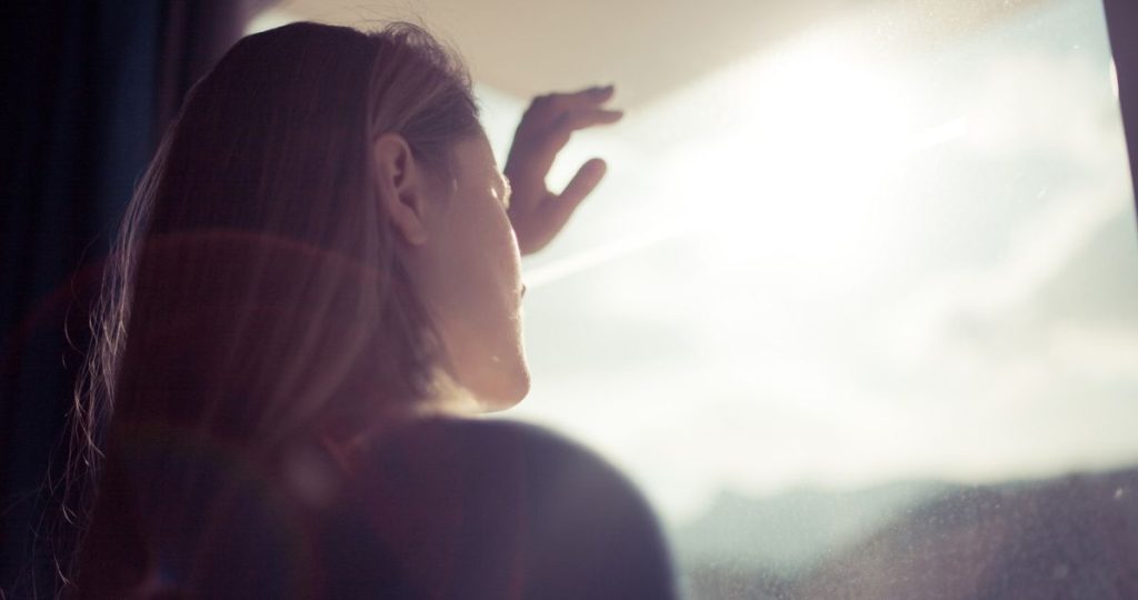 napfény ablakon át kinéz