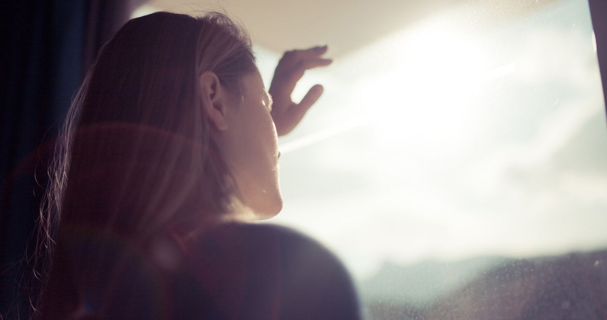 napfény ablakon át kinéz