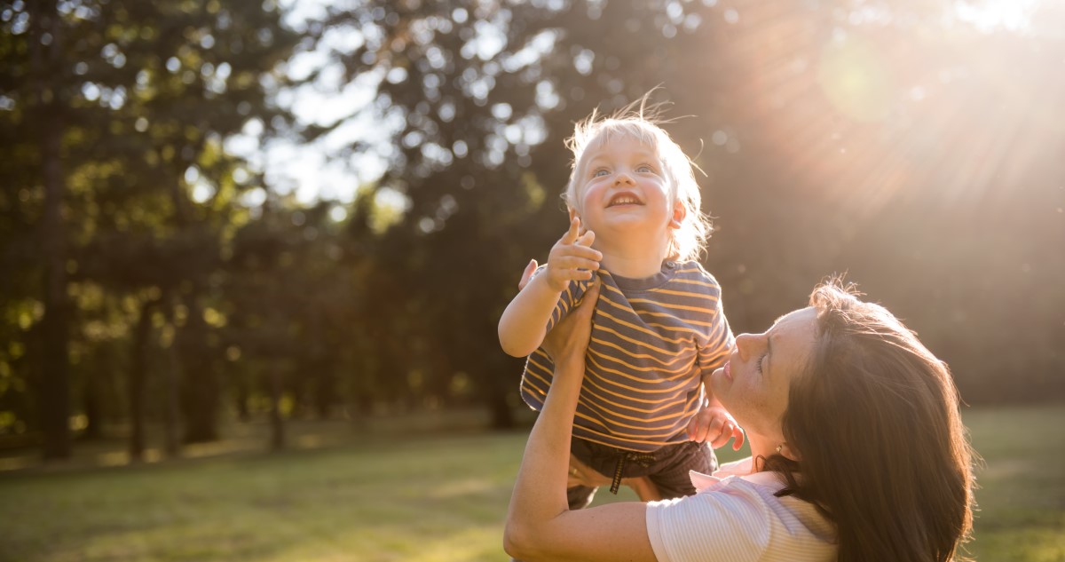 anya és baba napsütésben