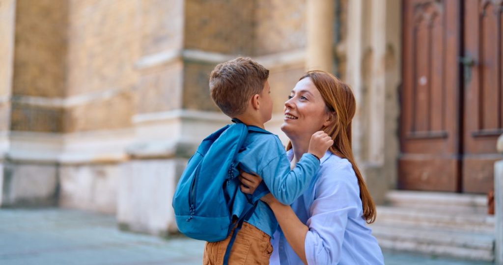 neveles - Gyerekszoba anya kisfiával