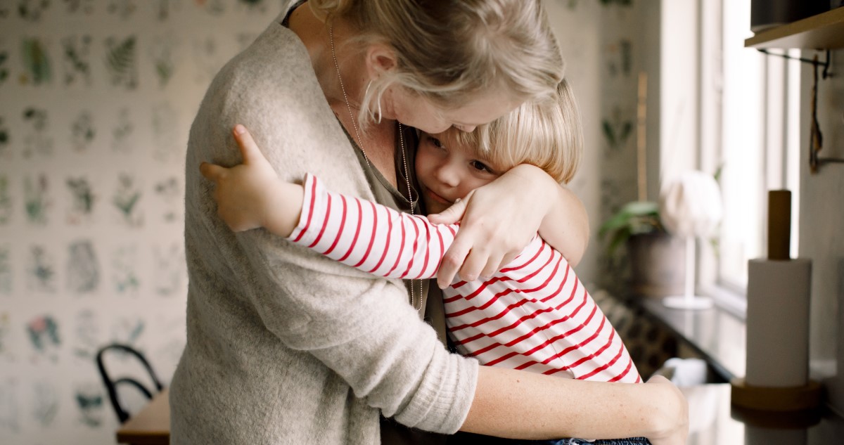 anya öleli gyerekét