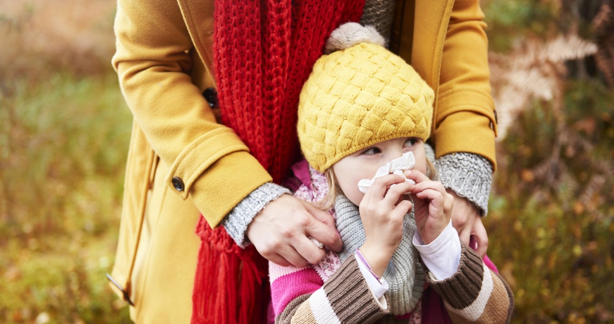 sapkés kislány orrot fúj