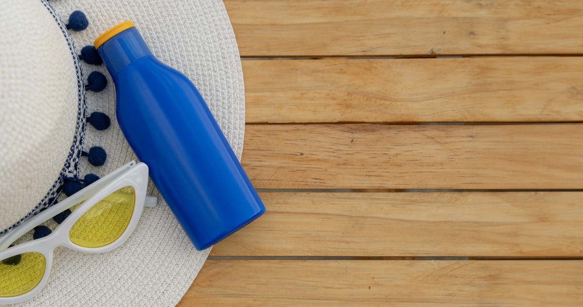 napszemüveg, kalap és naptej