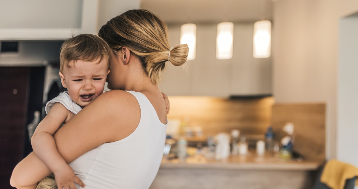 anya öleli síró kisgyerekét