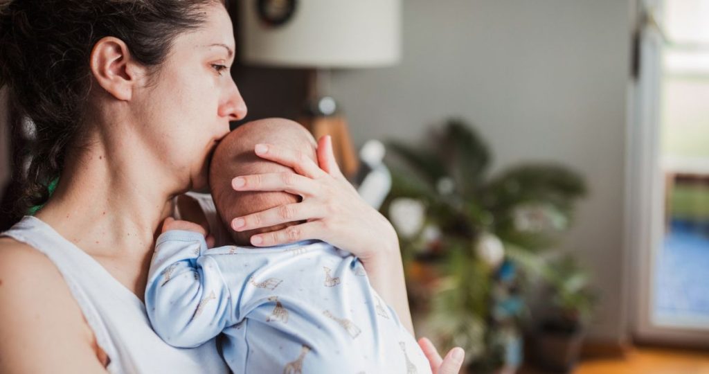 anya szomorúan babát tartja a kezében