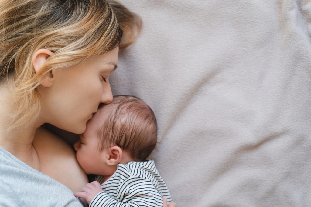 Szülési trauma feldolgozása, anya újszülött babával