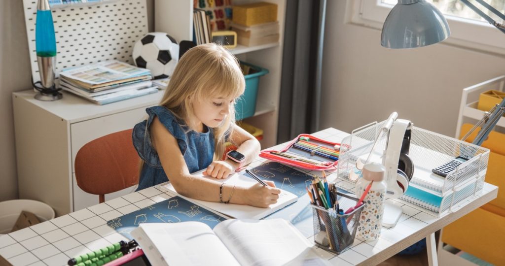 kislány otthon tanul