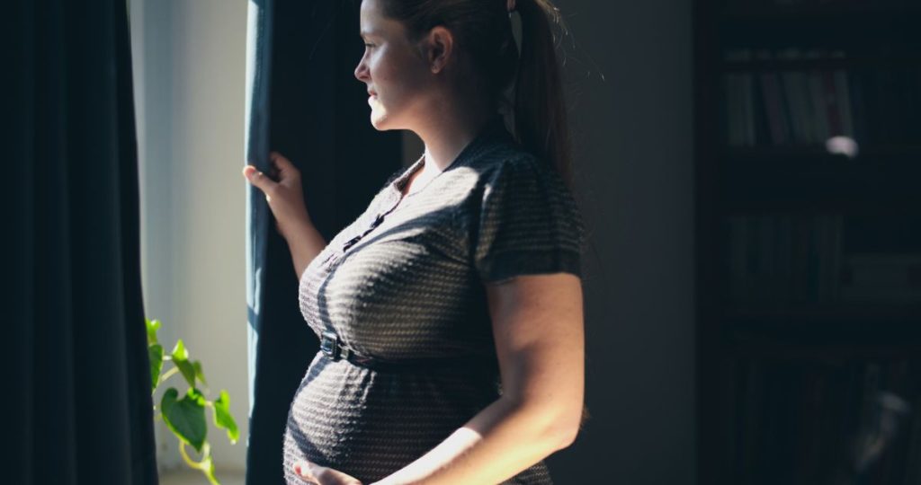 terhes - Gyerekszoba terhes nő ablakon kinéz