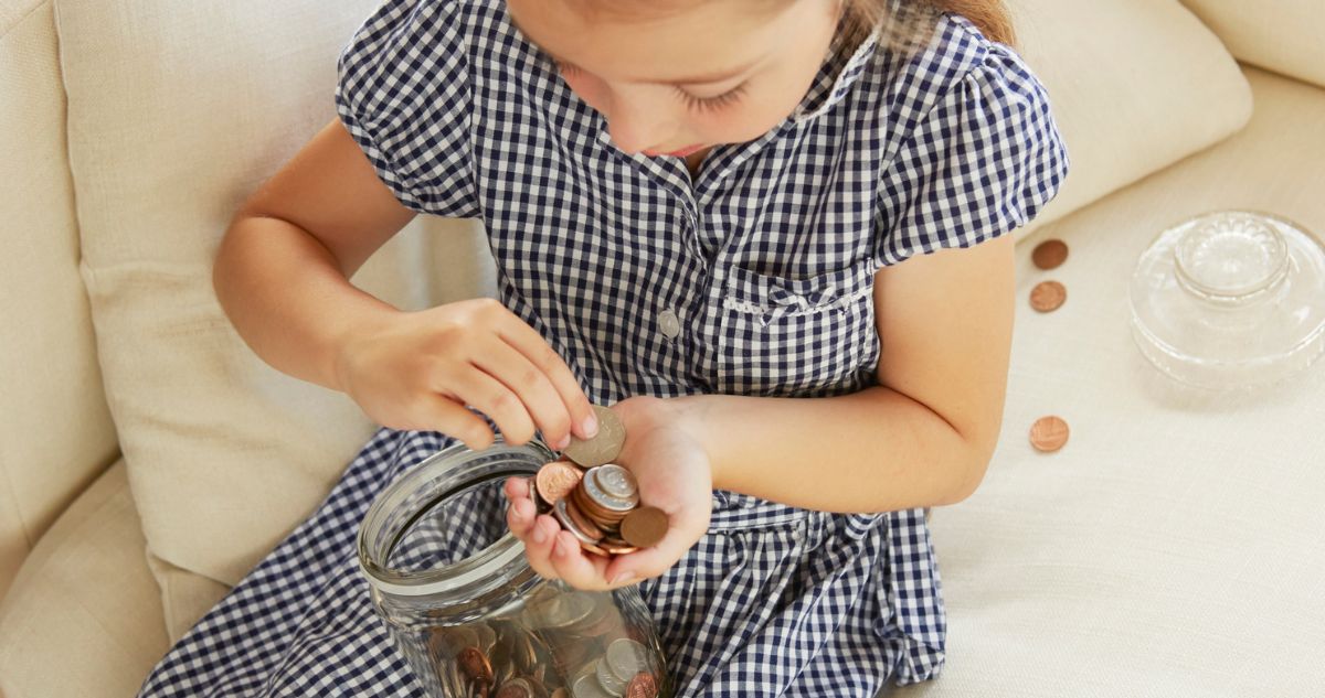 zsebpenz1 - Gyerekszoba kislány számolja a zsebpénzét