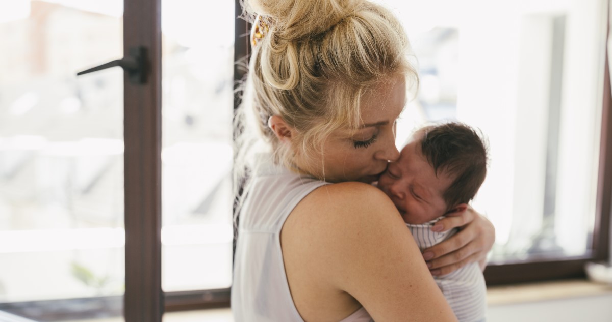 anya síró babáját öleli