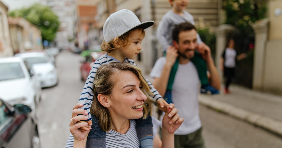 család sétál a városban