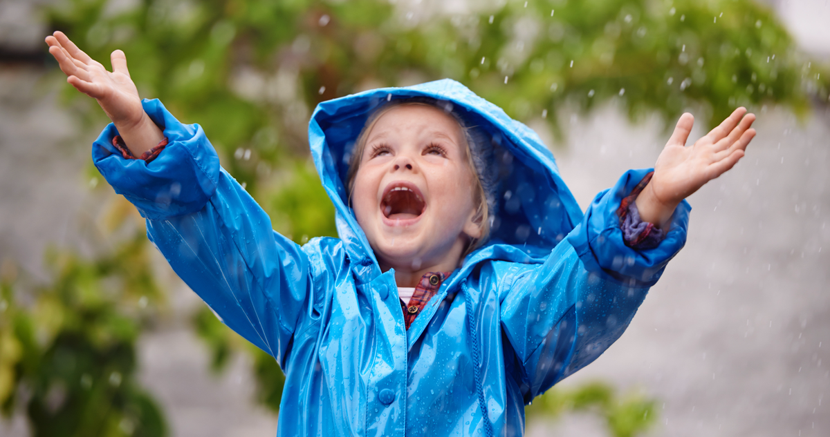 kisgyerek esőben játszik, esőkabátok őszre