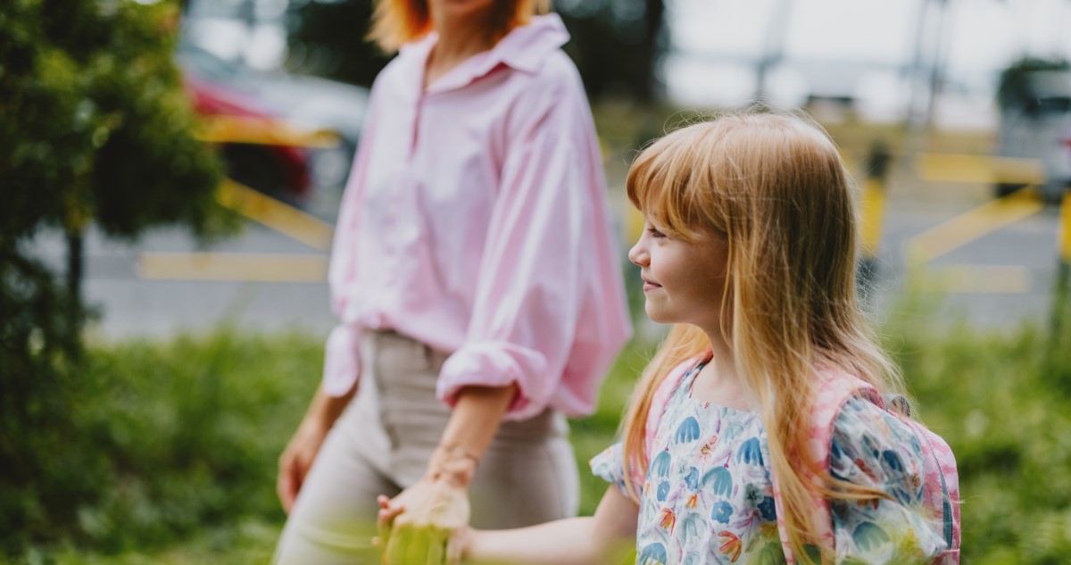 anya és kislánya hazafele sétálnak az iskolából