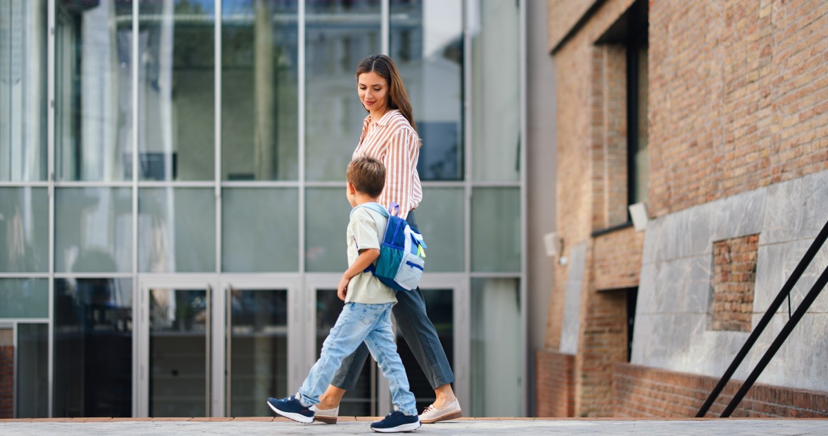 anya kisfiával sétál haza az iskolából