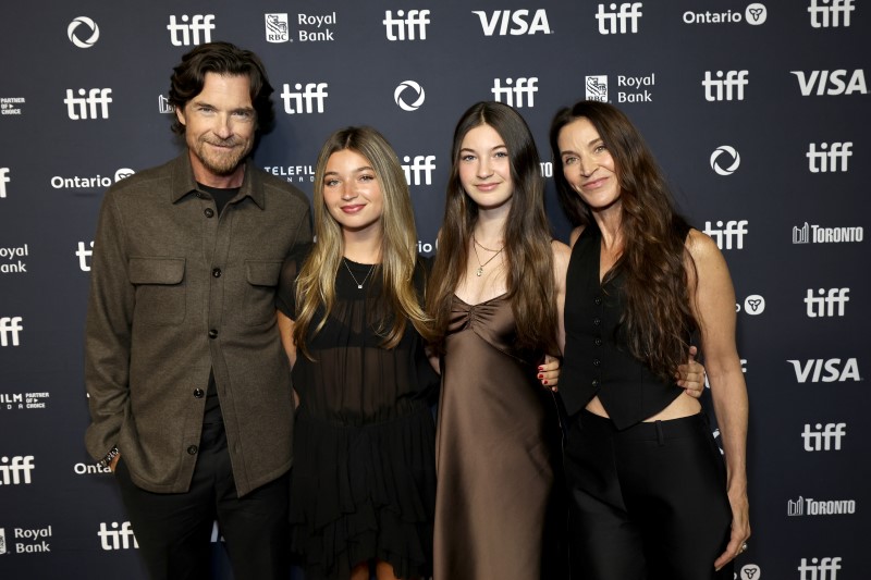 Jason Bateman, Francesca Nora Bateman, Maple Sylvie Bateman és Amanda Anka. (Fotó: Mathew Tsang/Getty Images)