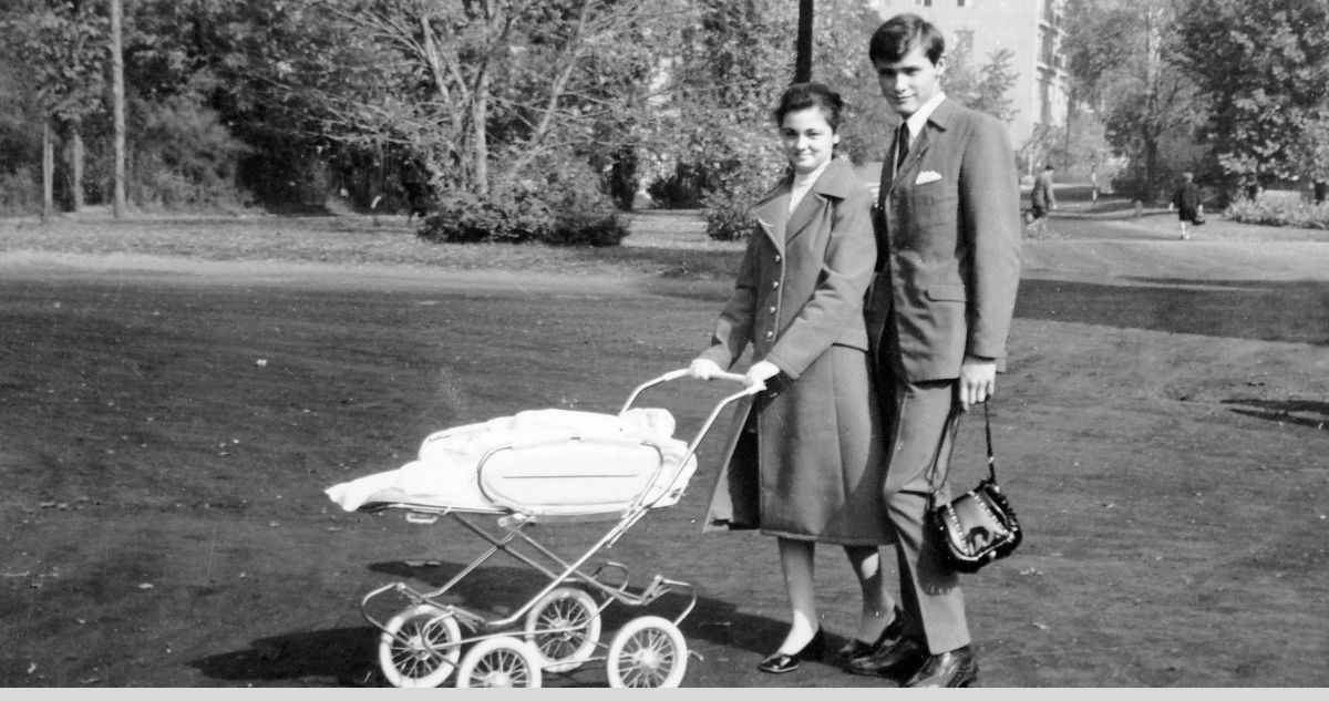 szülők babakocsis gyerekkel