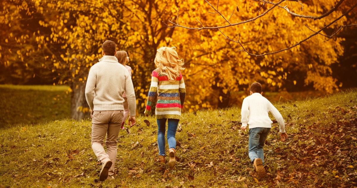 kiránduló család ősszel