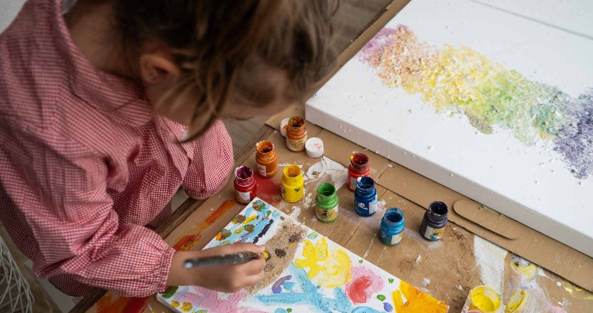 kislány fest egy képet