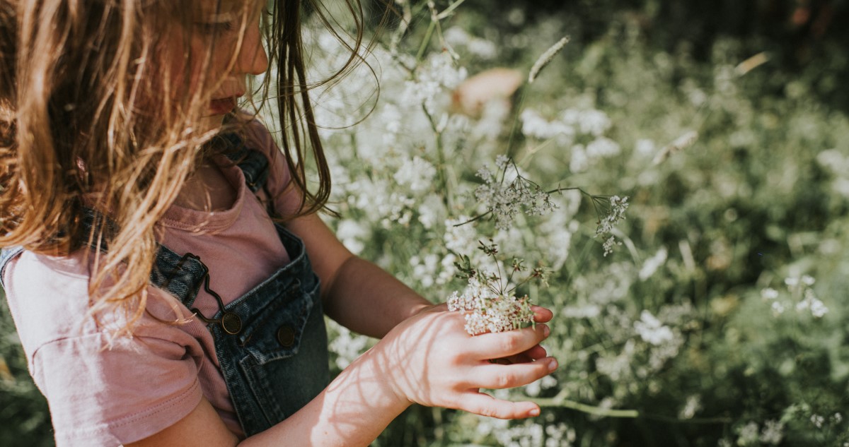 kislány apró fehér virágokkal