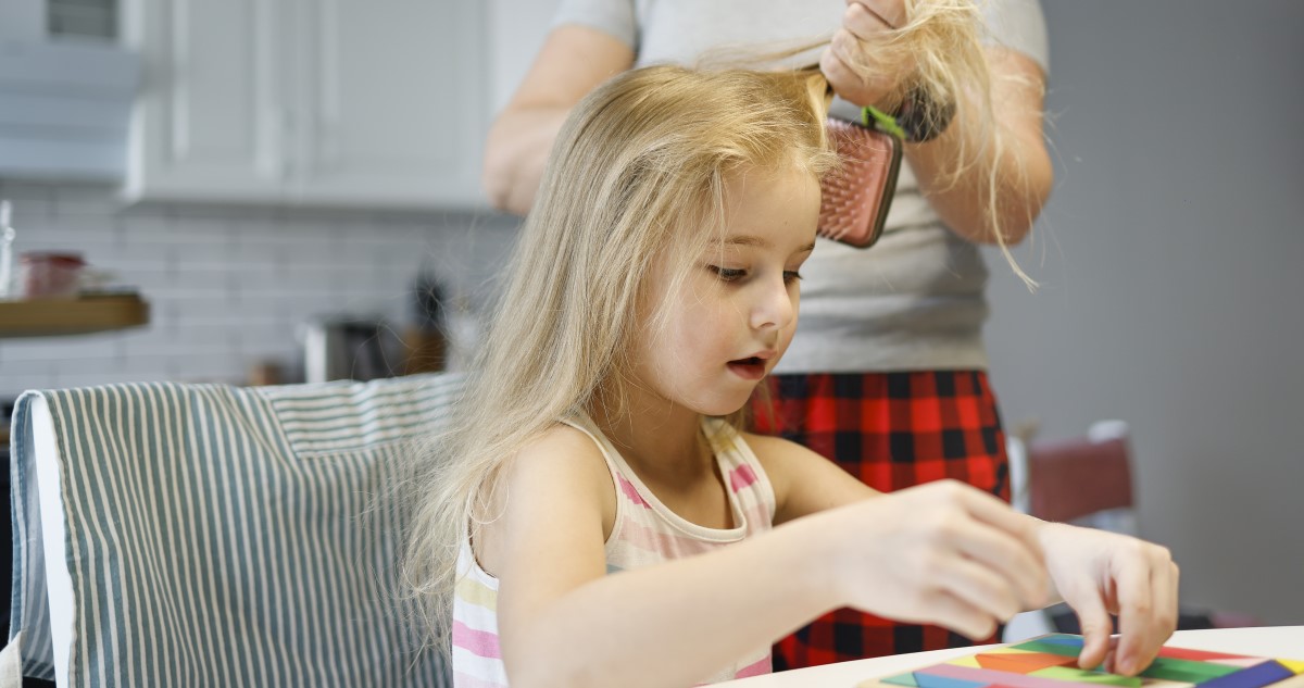 anya csinálja lánya haját