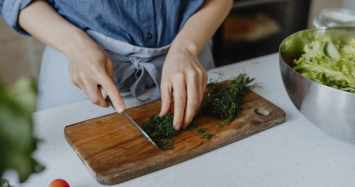 metélőhagymát aprít
