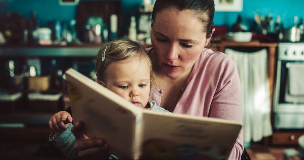 anya kislányának a konyhában olvas