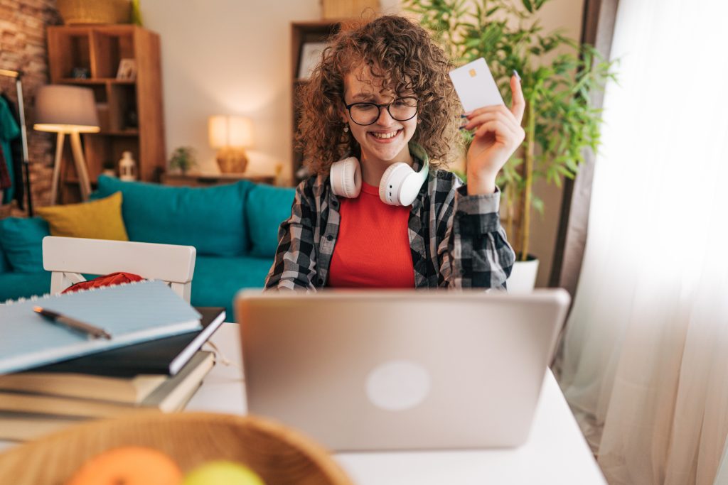 A kamaszok vásárlási döntéseinek motorja az influenszerek világa, amely a fiatalok számára sokkal hitelesebbnek tűnik, mint a hagyományos reklám - Gyerekszoba Kamasz online vásárol bankkártyával