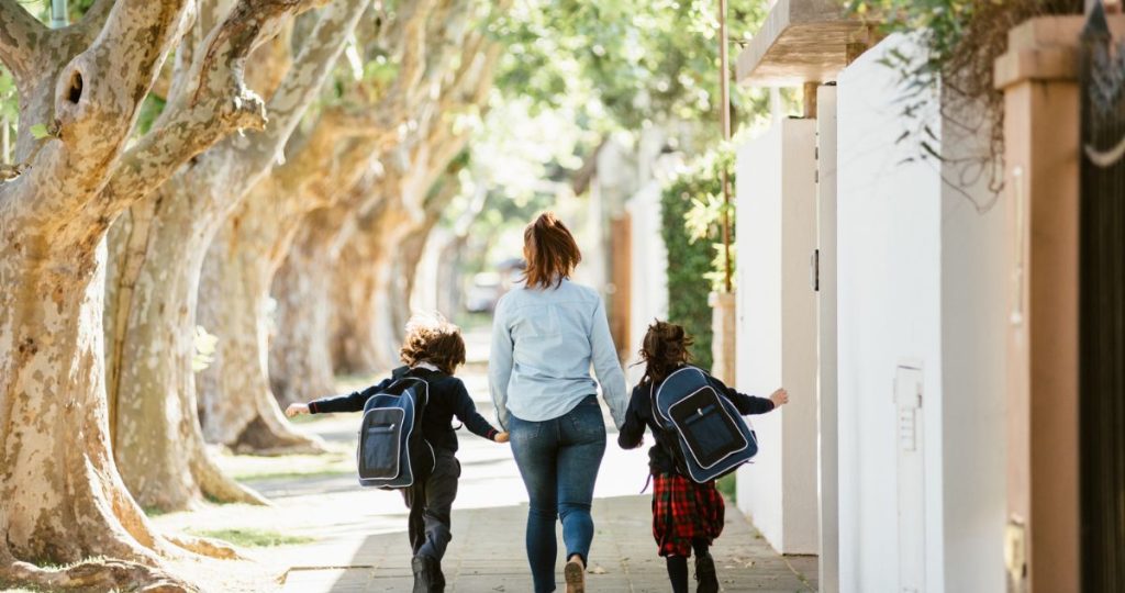 anya rohan reggel az iskolába a gyerekeivel