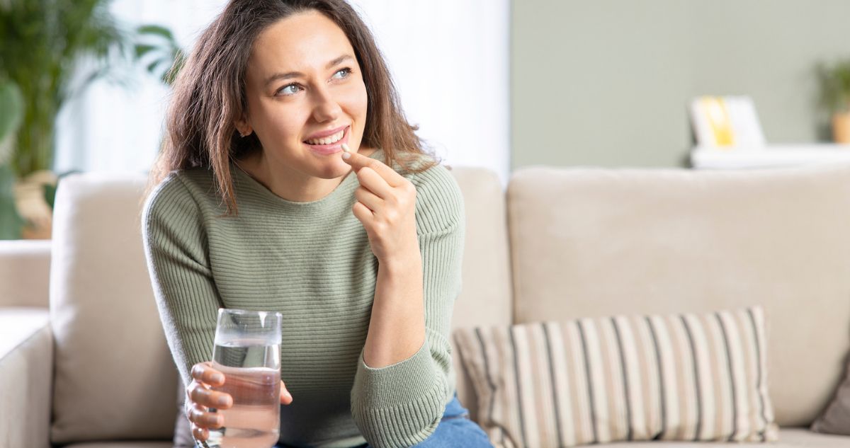 nő gyógyszert vesz be