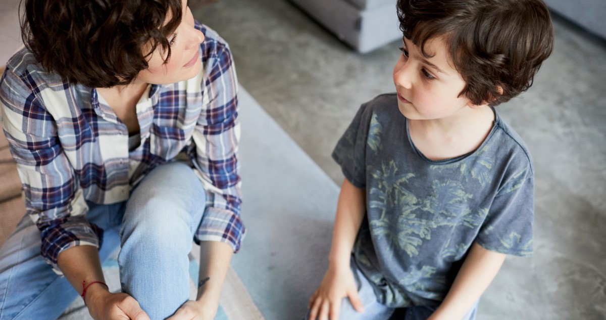 anya kisfiával beszélget