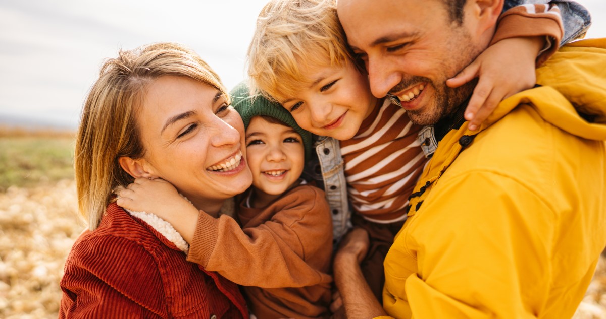 család ősszel a szabadban