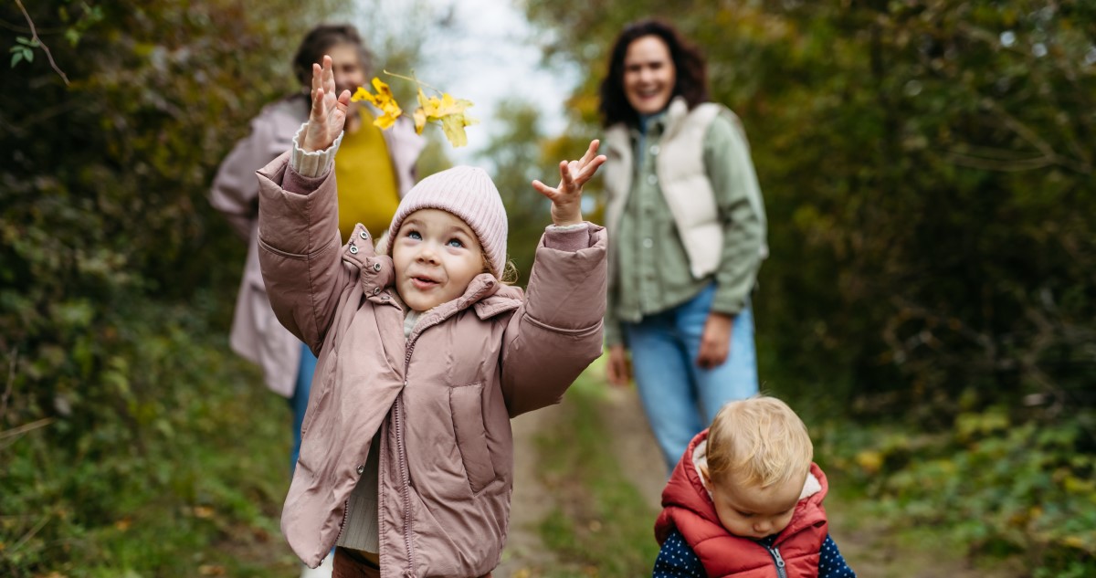 család ősszel sétál
