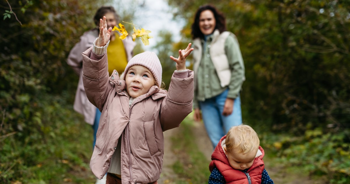 család őszi erdőben kirándul