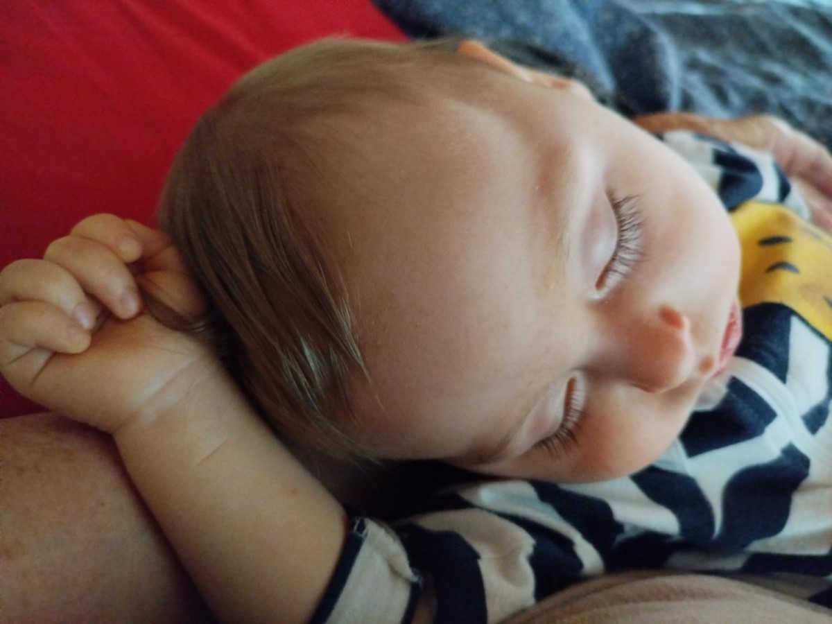 Az egyéves Erik egy ritka genetikai betegséggel, ASNSD-vel küzd.