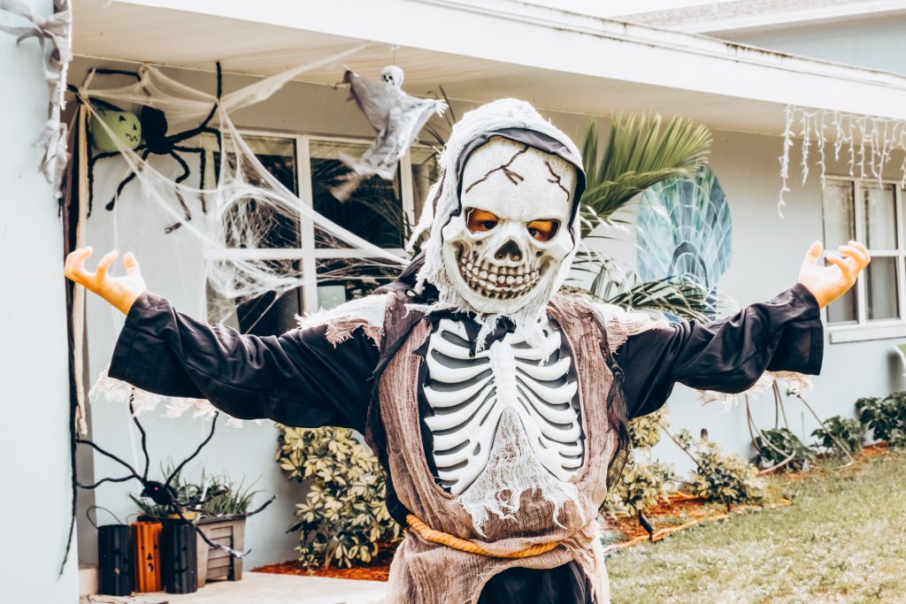 Ha azt látod, hogy a gyereked nagyon szeretne szörnynek öltözni, és a halloweeni jelmeze rémséges, nem kell kétségbe esned. - Gyerekszoba kisfiú halloween jelmezben, csontváz, félelmetes