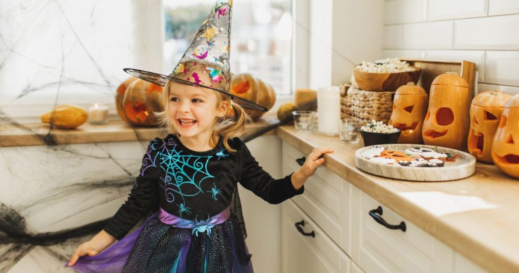 Kislány halloween-i jelmezben a konyhában
