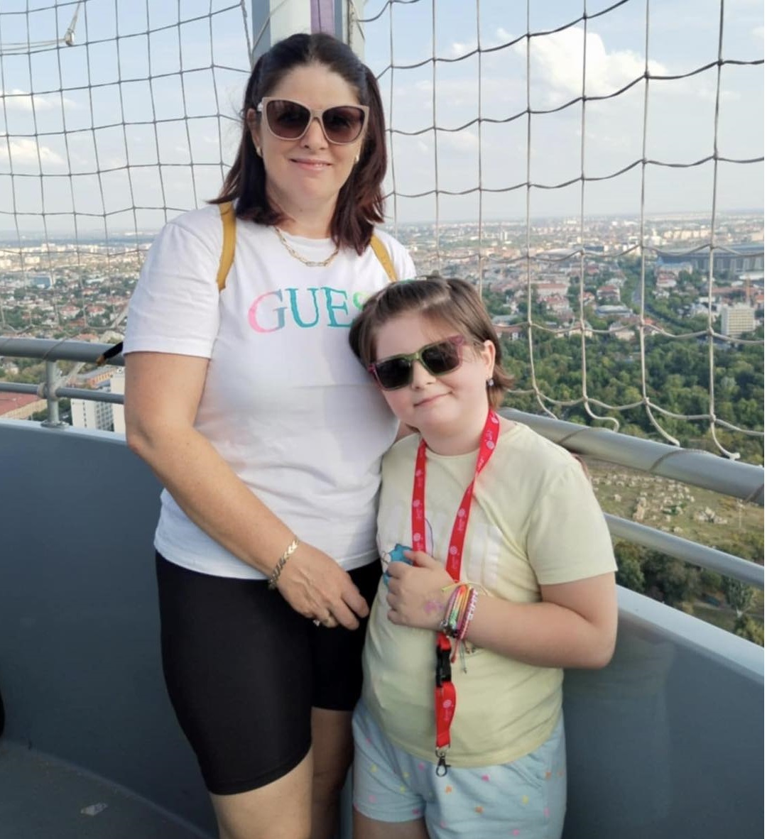 Hédi anyukájával - Fotó: Bethesda Gyermekkórház Facebook oldala