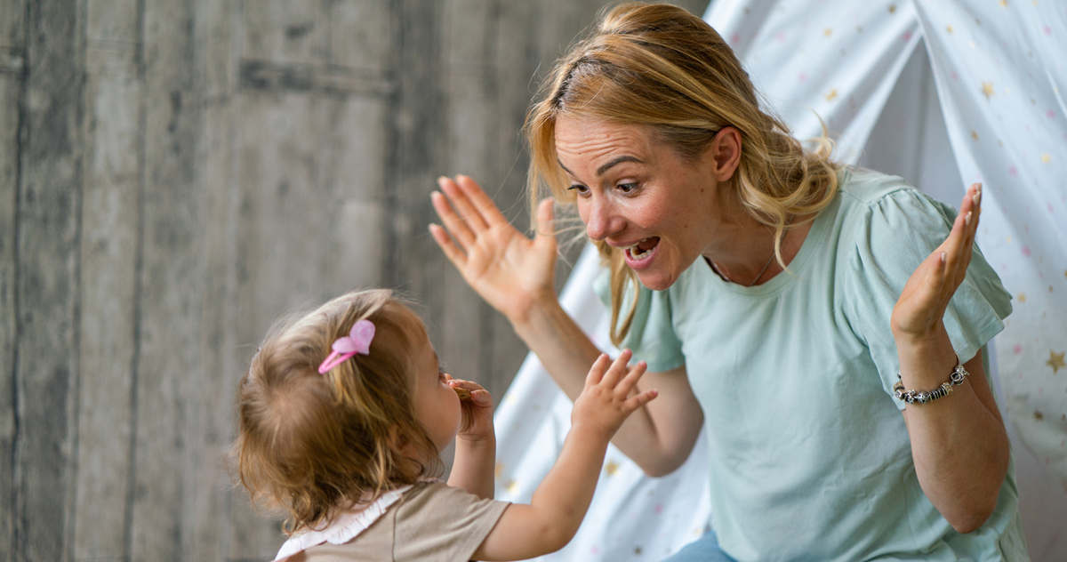 baba játszik az anyukájával