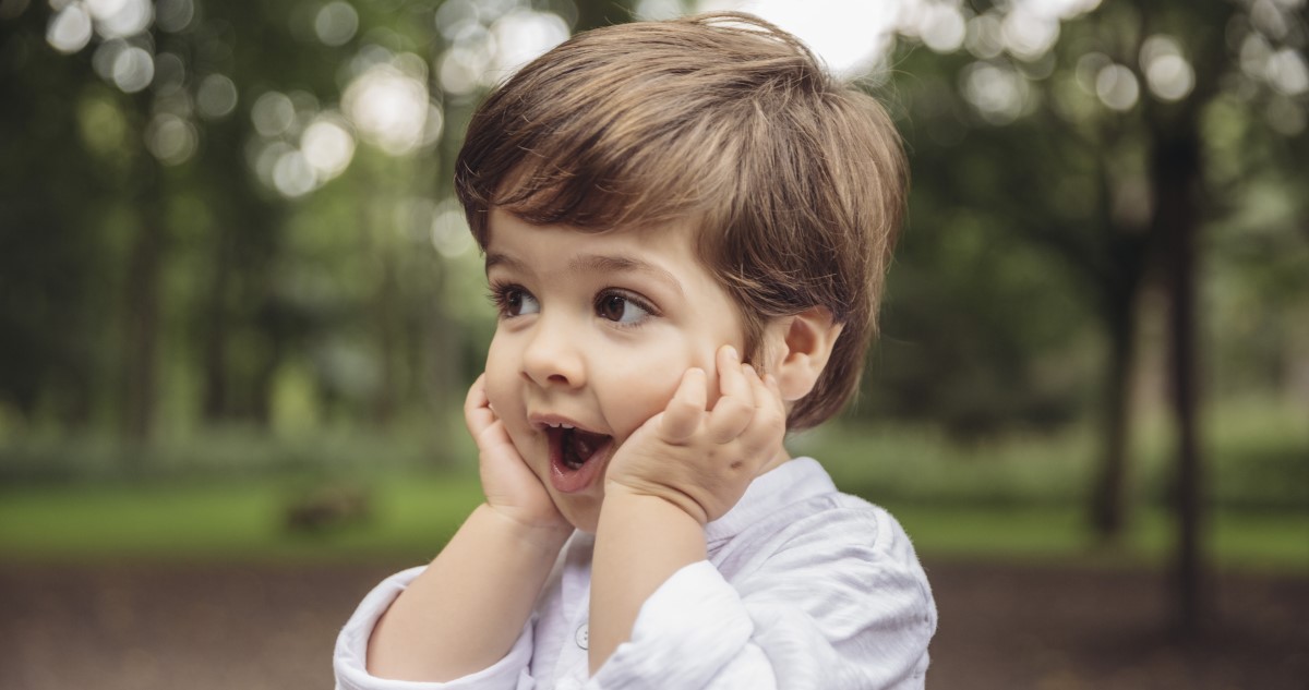 meglepődött kisfiú