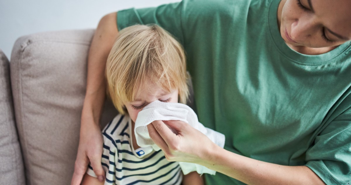 anya kigyereke orrát fújja