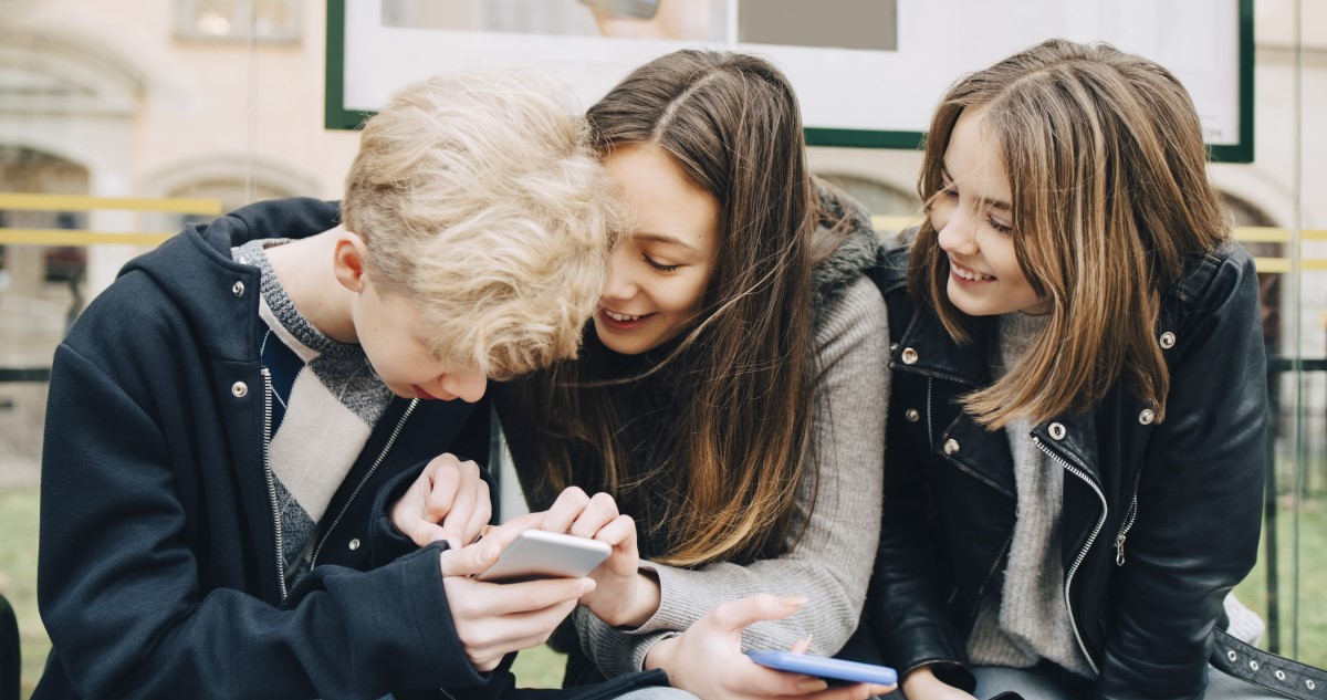 kiskamaszok mobiloznak