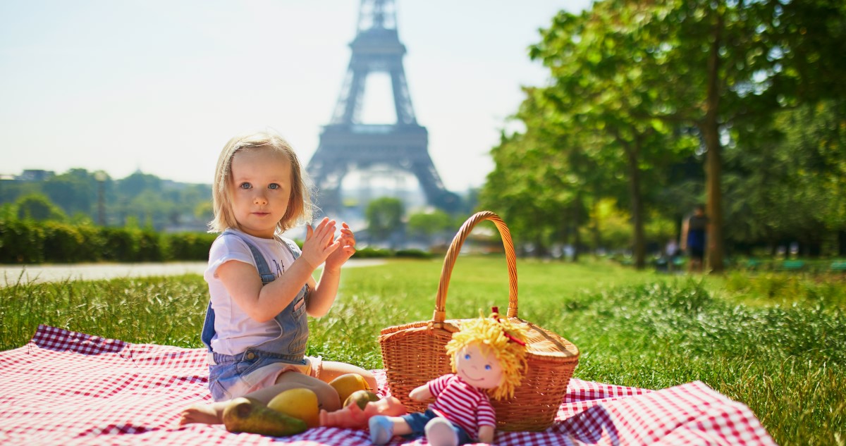 kislány párizsban piknikezik a eiffel toronynál