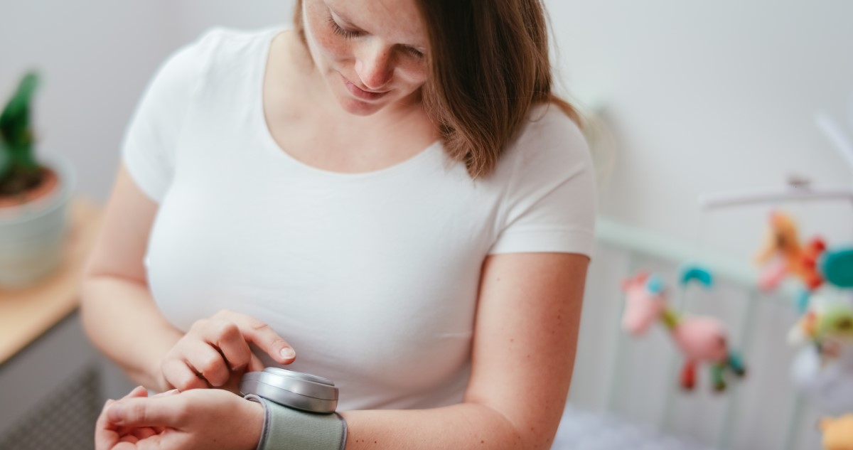 kismama méri a pulzusát