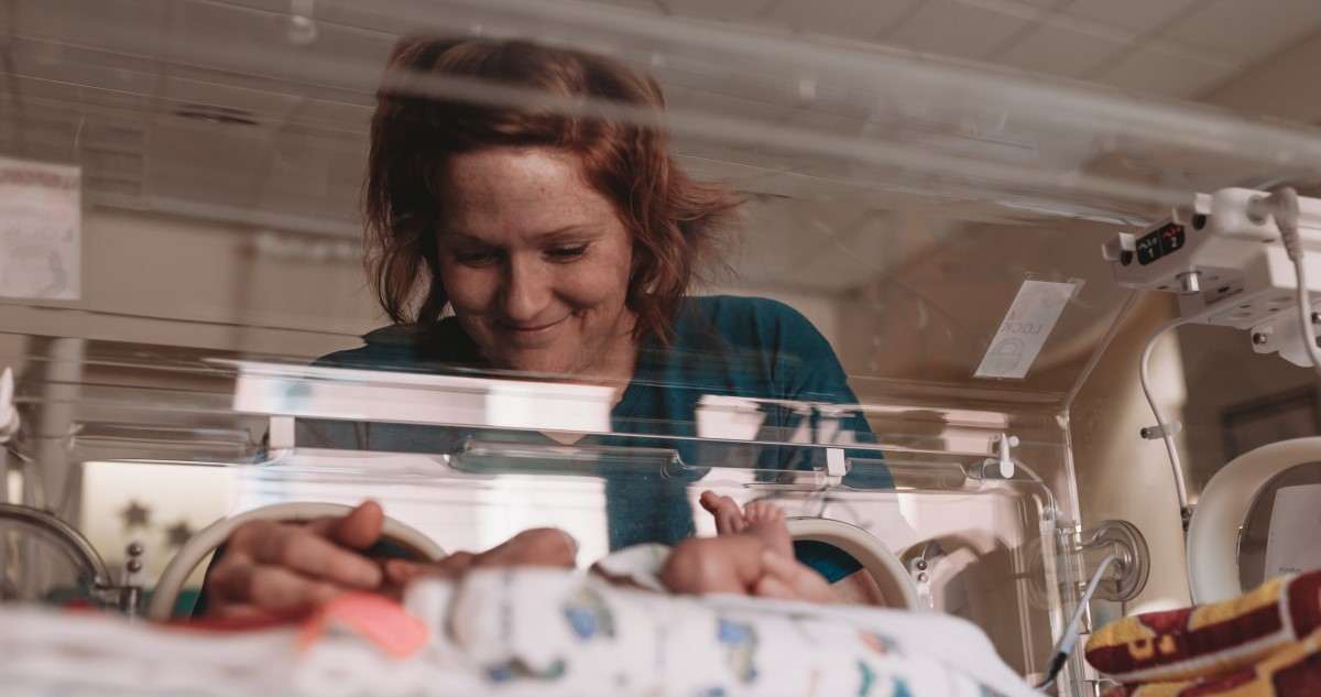 anya és koraszülött baba