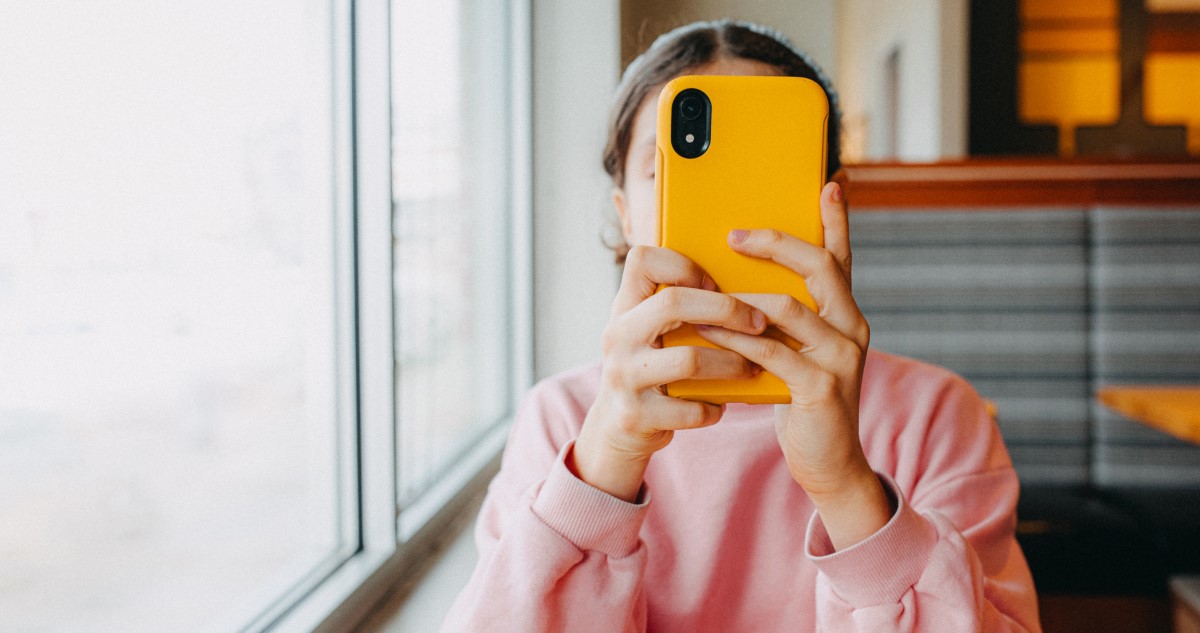 lány mobiltelefonnal