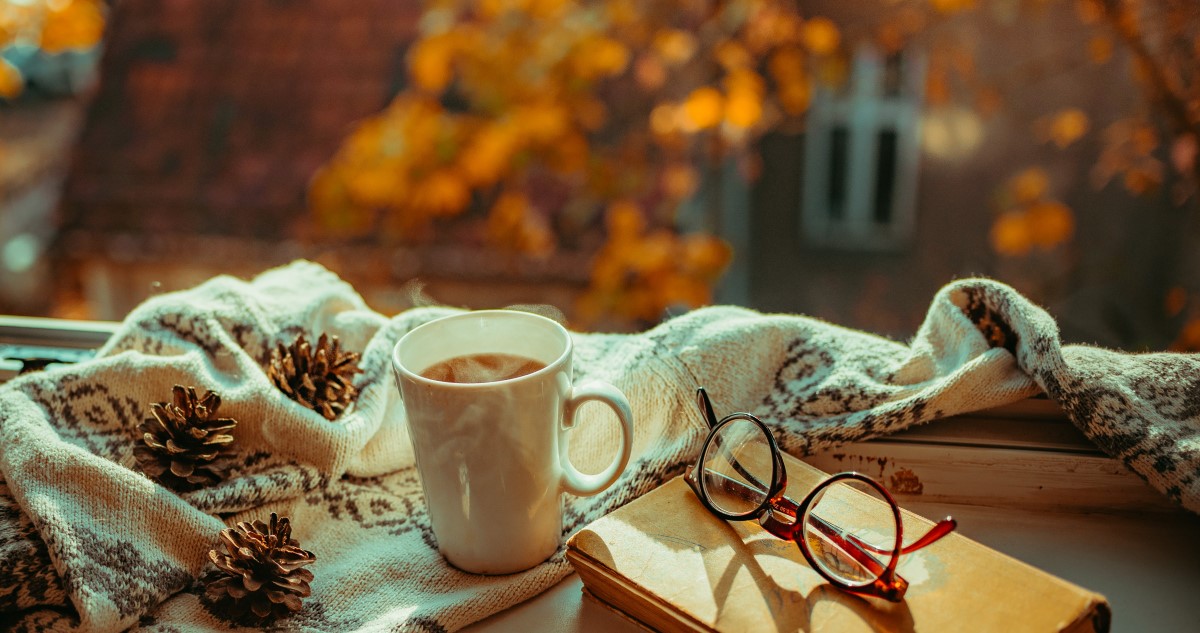 őszi ablak könyvvel teával